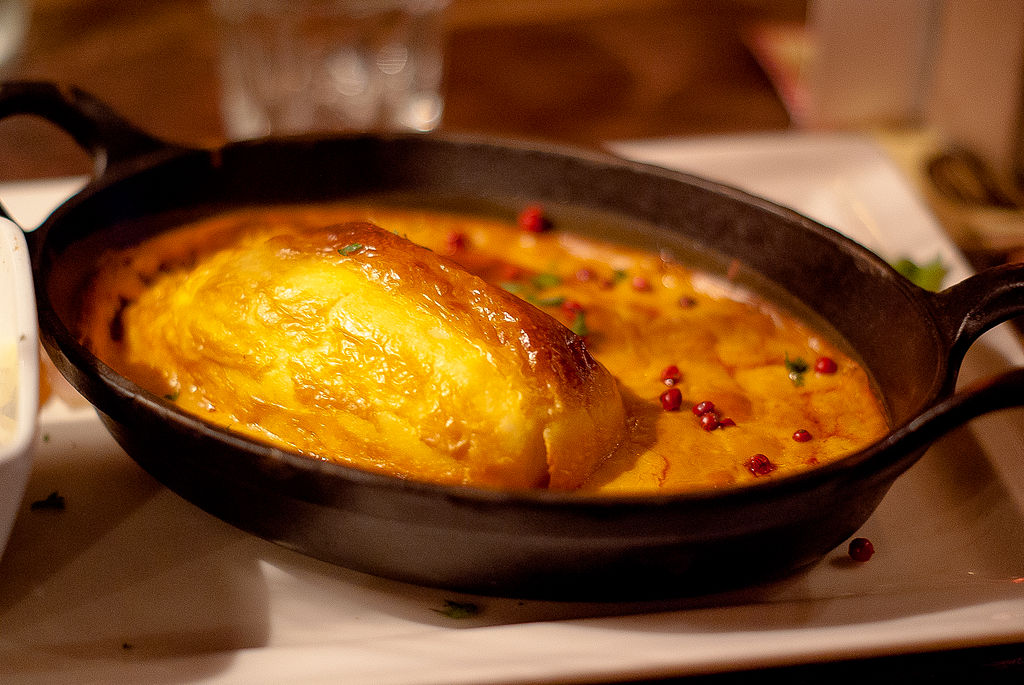 Quenelle de brochet sauce Nantua servie au “Restaurant à la Traboule” (3 Place du Gouvernement, 69005) dans le Vieux Lyon
